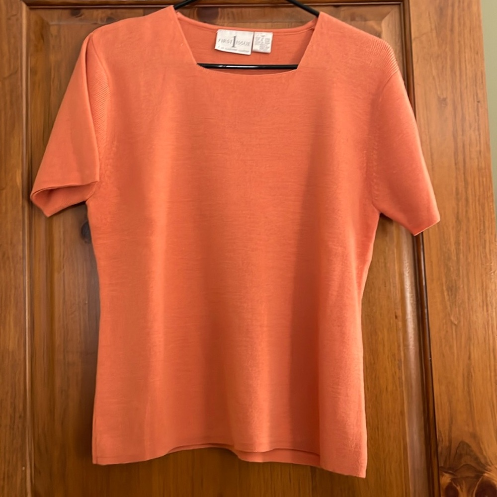 Knit tshirt. Peach colour M First 1 Issue. A Liz Claiborne company